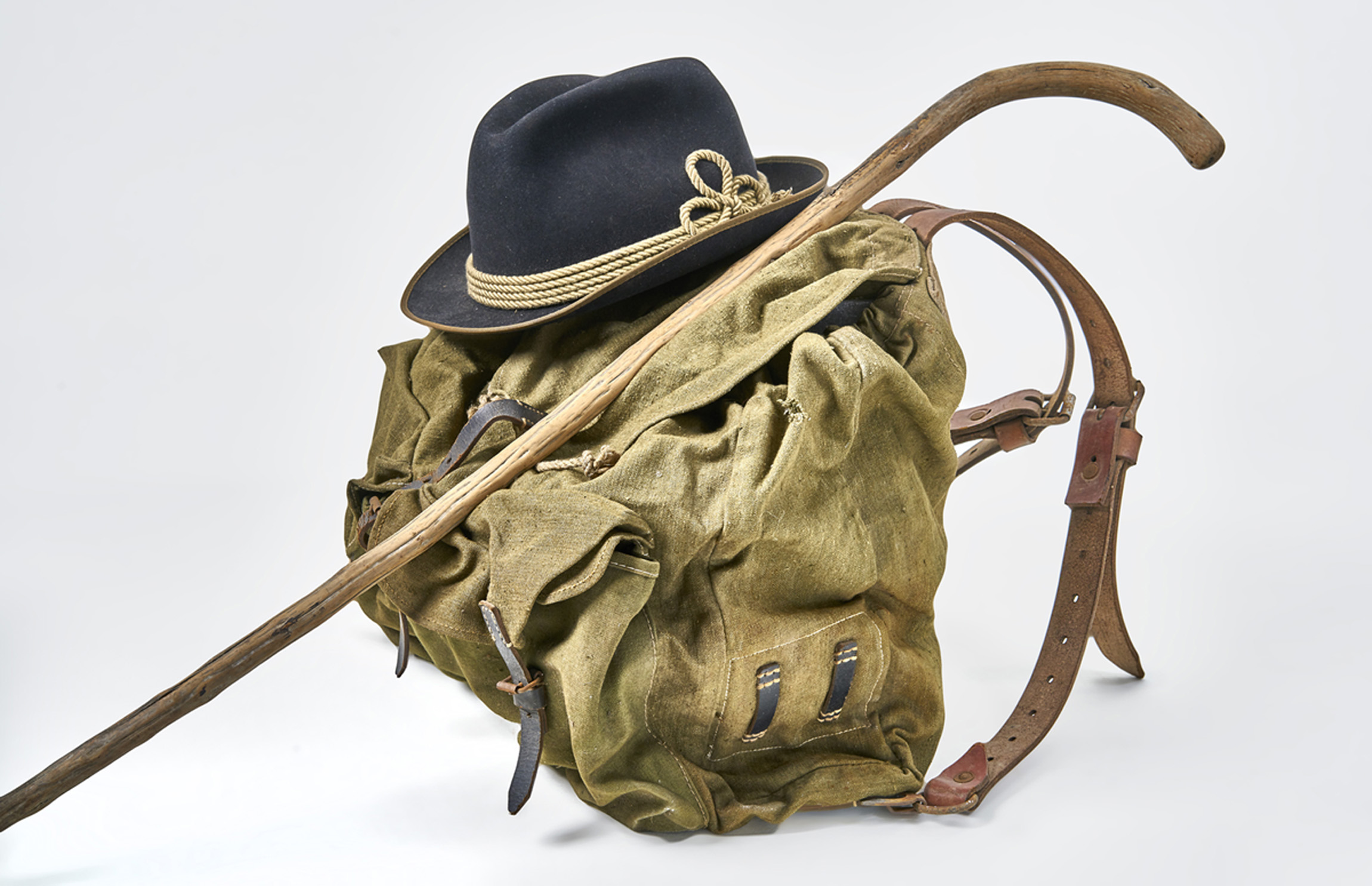 Wanderstock, Rucksack und Filzhut